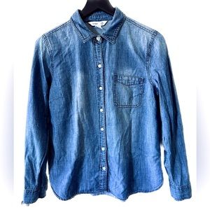 Old Navy Classic denim shirt, Size M color blue good condition.